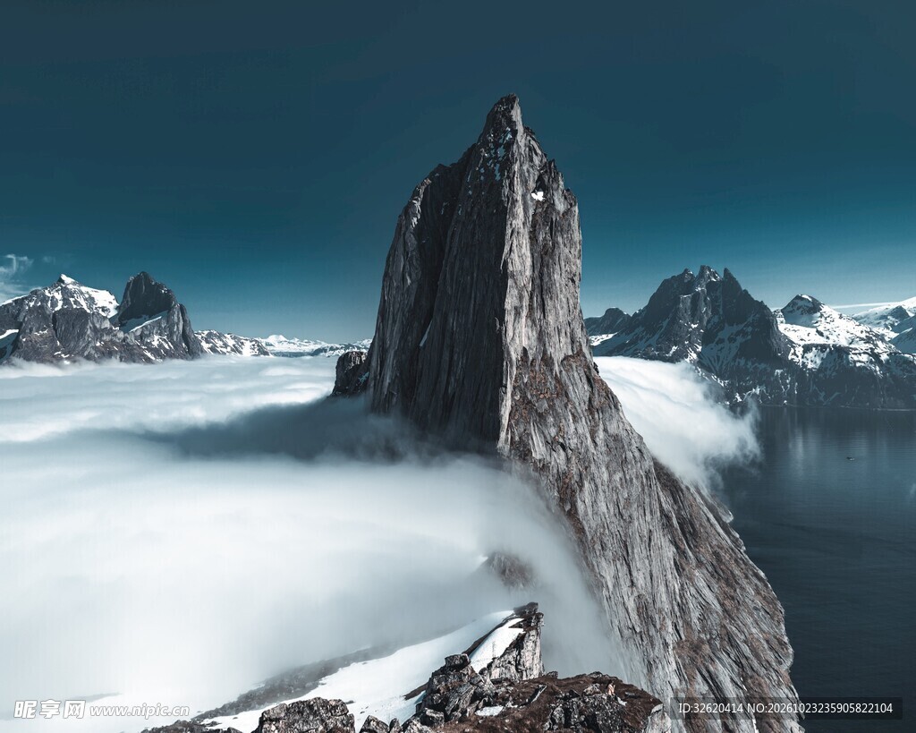 云海之上的险峻奇峰