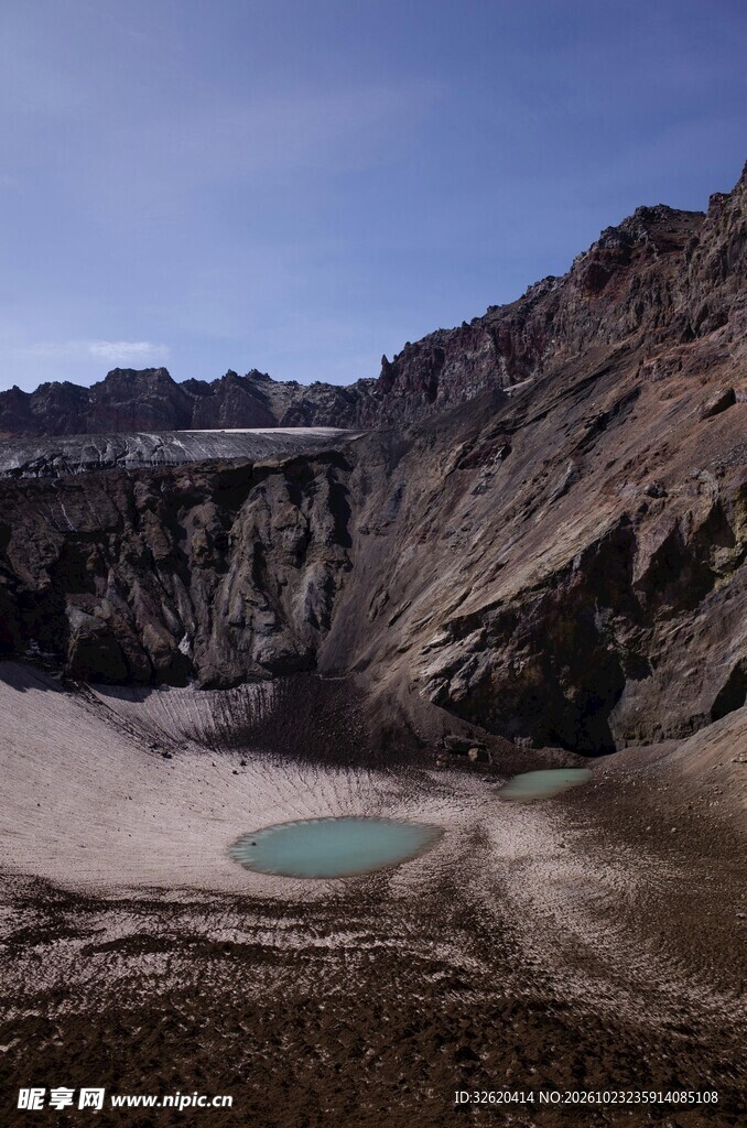 火山口碧湖风光