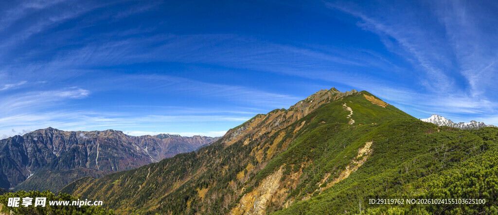 蓝天下的山野山景