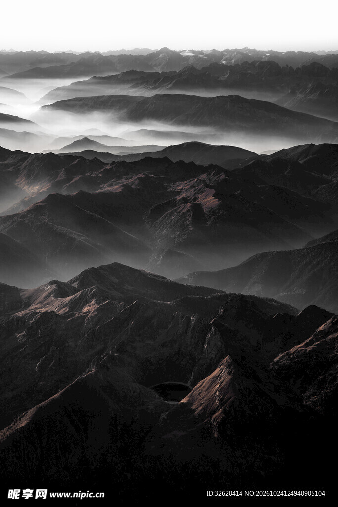 雾绕层峦水墨山景