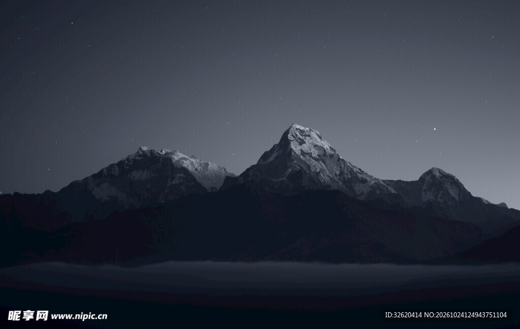 暮色雪山剪影