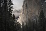 雾中山林岩壁风光