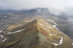 雾绕层峦山野风光