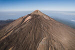 高空俯瞰火山峰顶