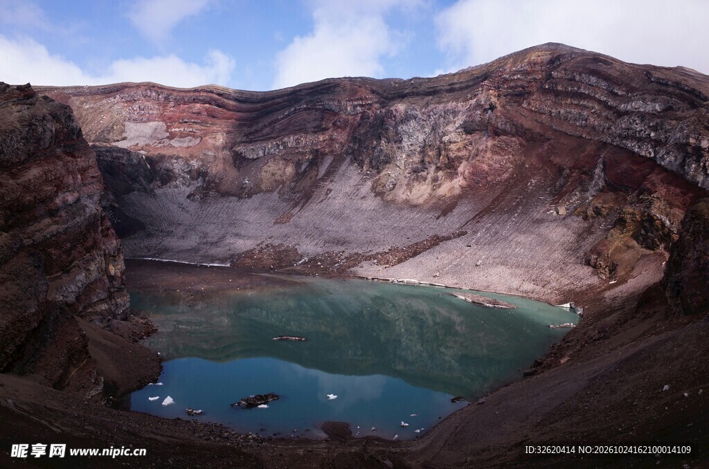 火山口湖自然景观