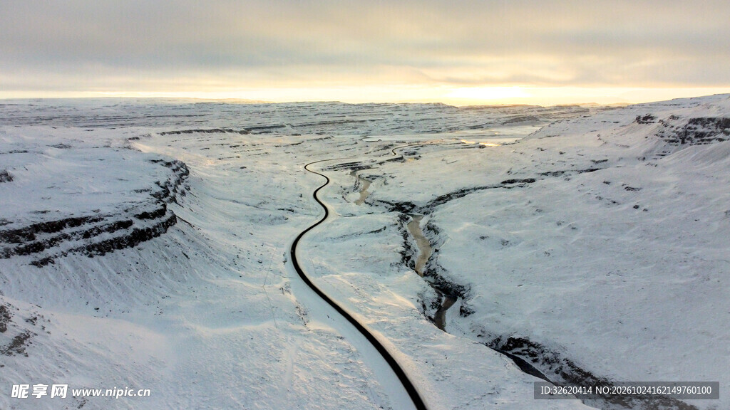 雪原蜿蜒公路黄昏风景