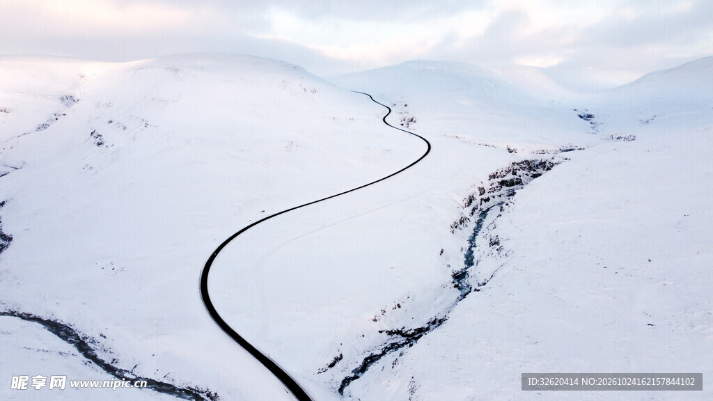 雪原蜿蜒公路