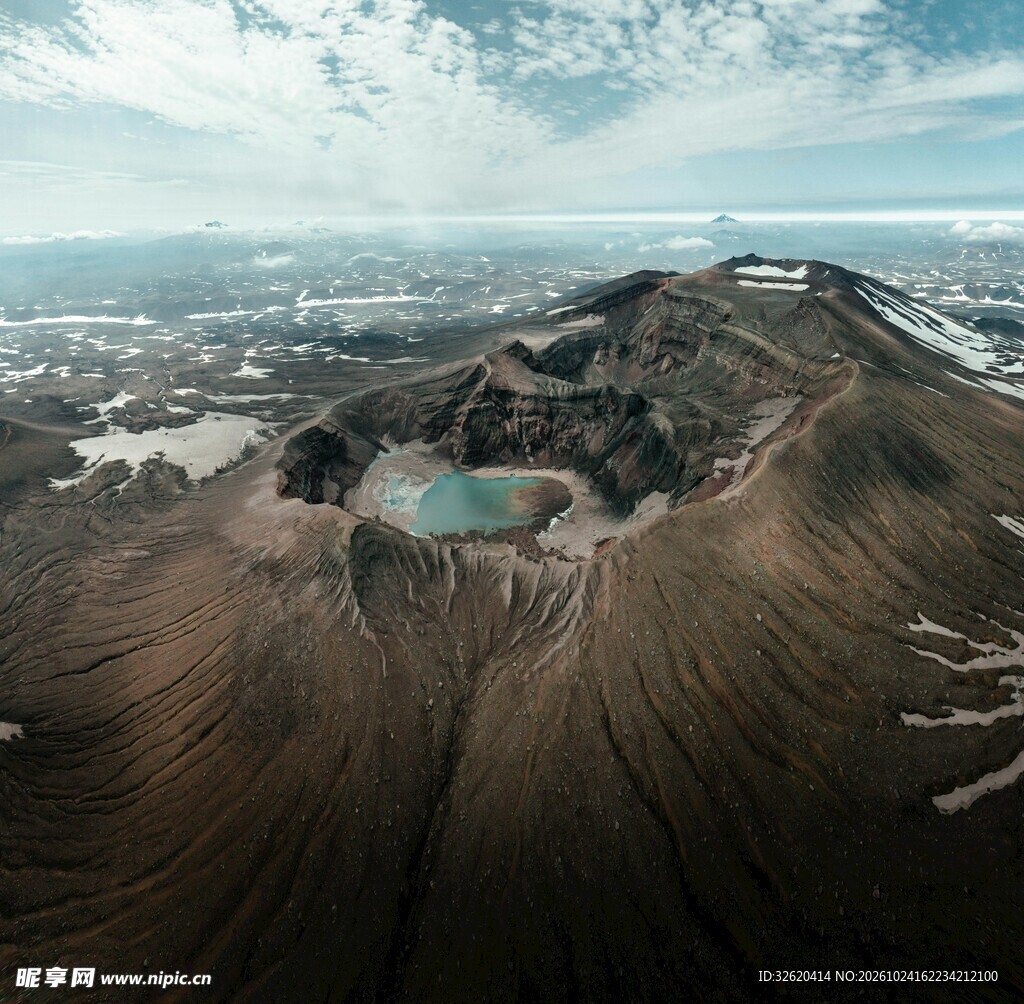 火山口湖泊风光