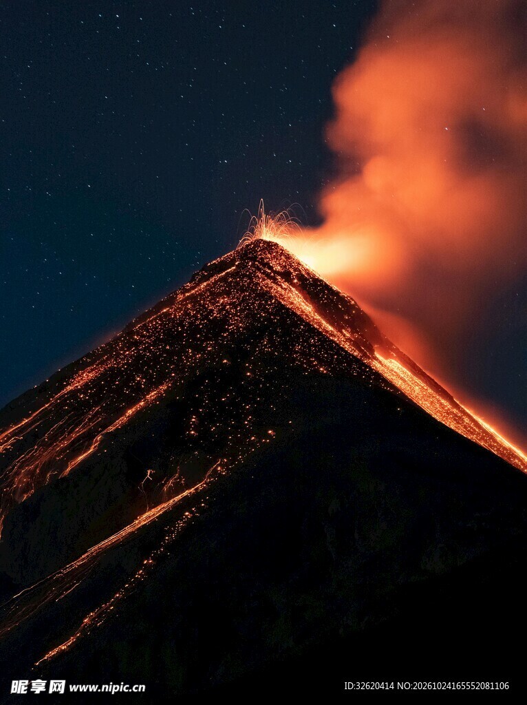 夜间火山喷发熔岩流淌