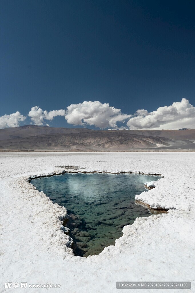 盐湖天然水洼景观
