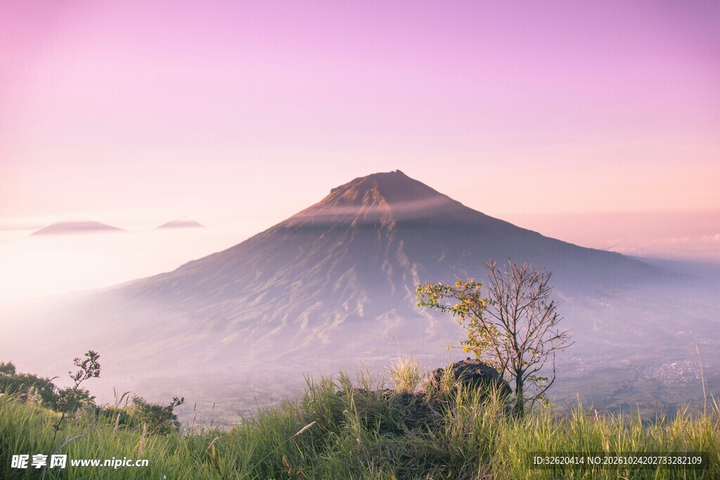 粉霞火山晨景