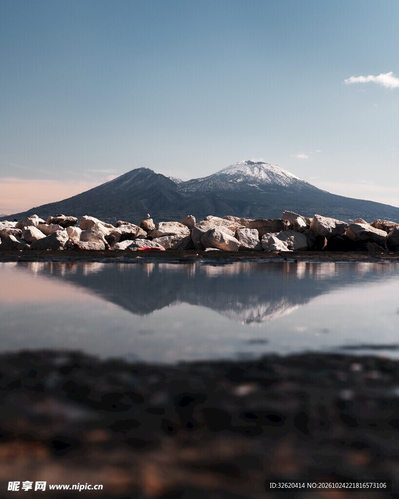 山湖倒影自然美景