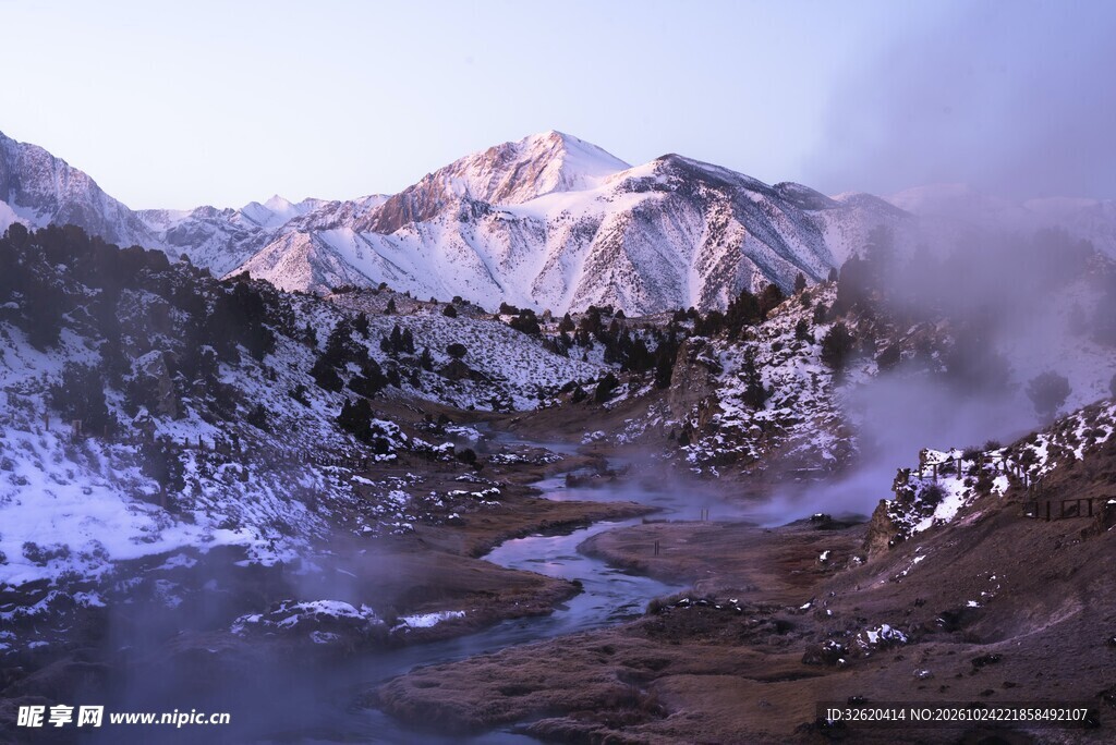 雪山晨雾山野风光