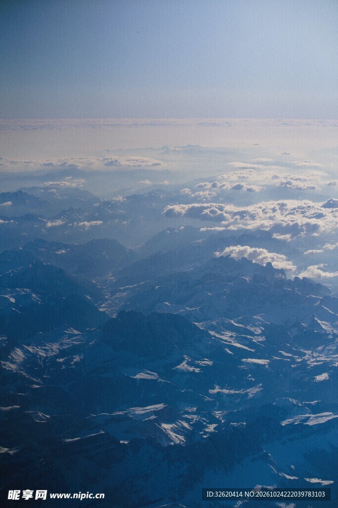 高空俯瞰云海风光