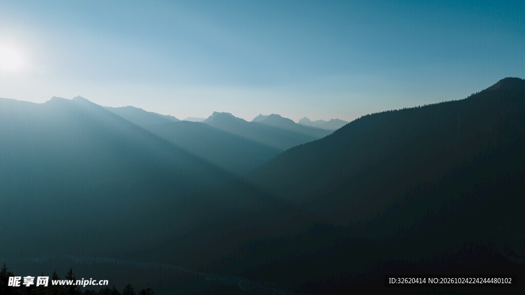 远山晨雾日出风光