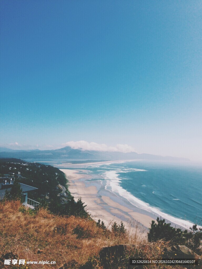 俯瞰滨海弧形海岸风光