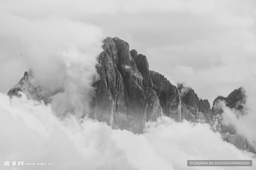 云海中隐现的险峻山峰