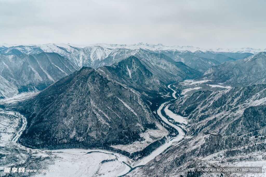 苍茫山野河谷风光