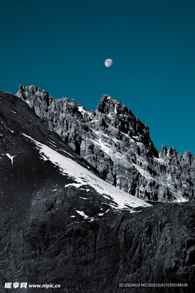 雪山月夜风光