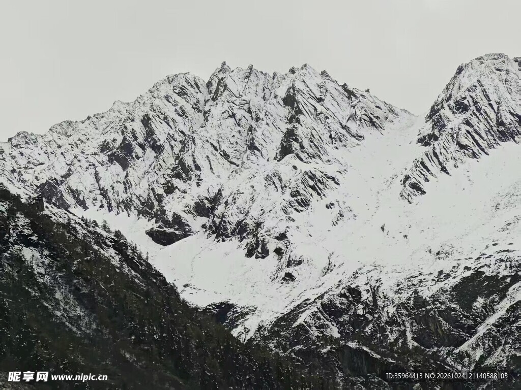黑白雪山山脉风光