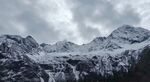 阴云下的雪山冰川