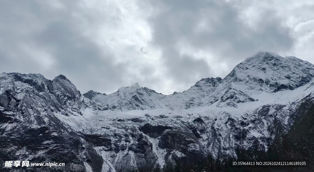 阴云下的雪山冰川