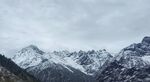 阴天雪山远景