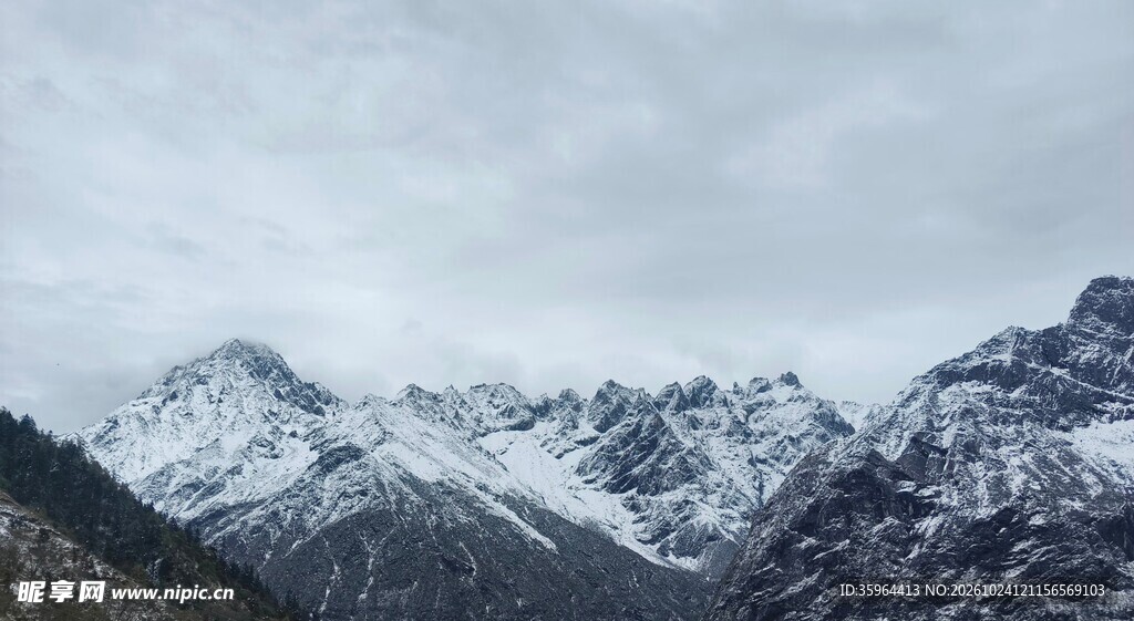 阴天雪山远景