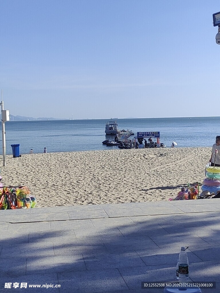 晴朗夏日海滨沙滩景致