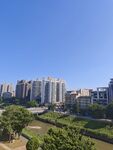 晴日城市河畔风光