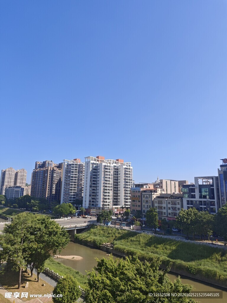 晴日城市河畔风光