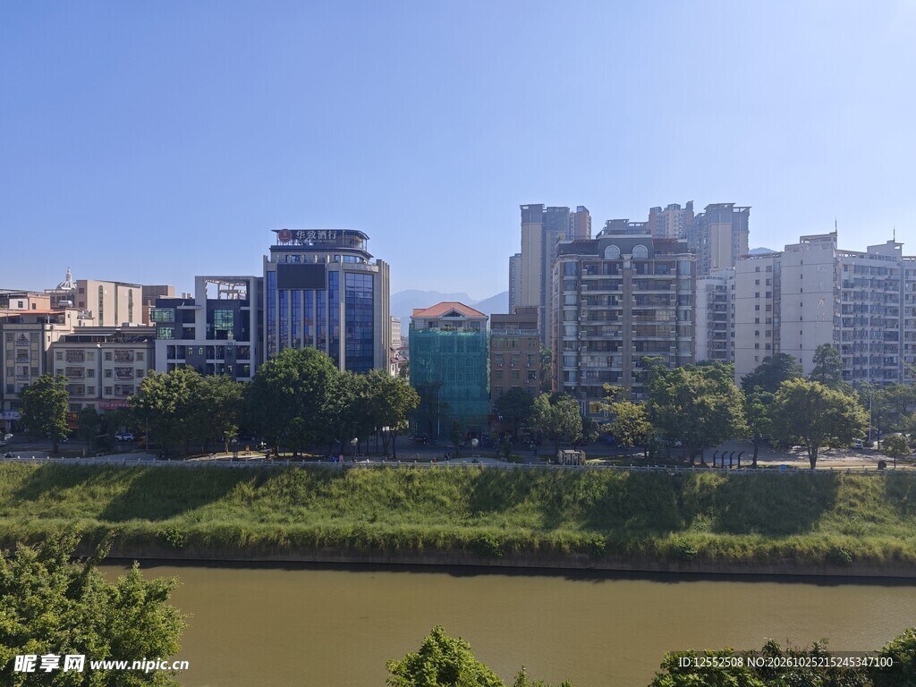 江畔城市建筑群