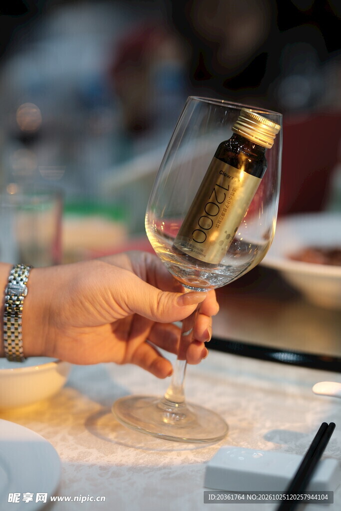 手持白葡萄酒杯品鉴
