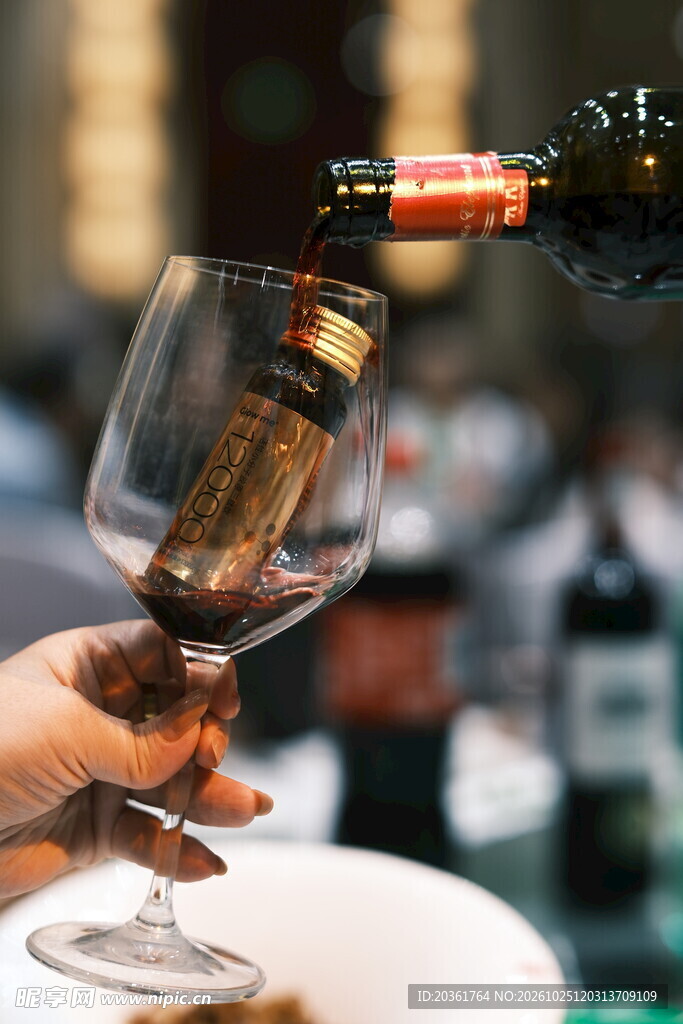 倒红酒入高脚杯