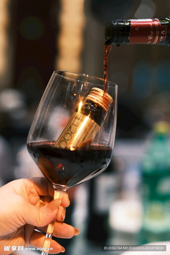 手持红酒杯品酒
