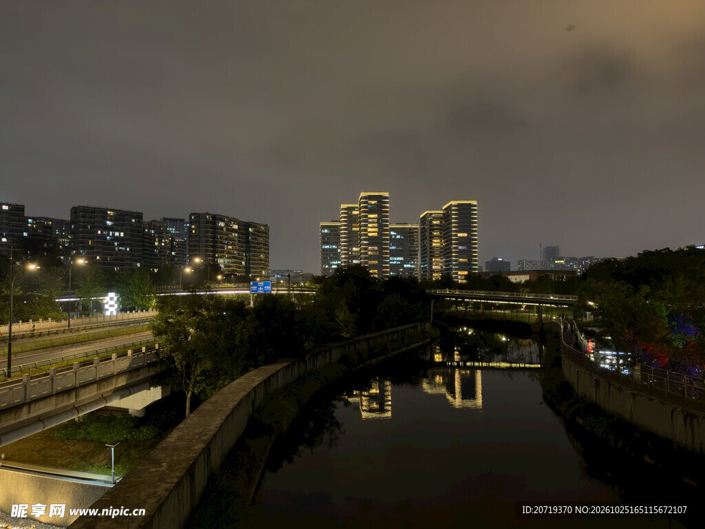 城市河畔夜景