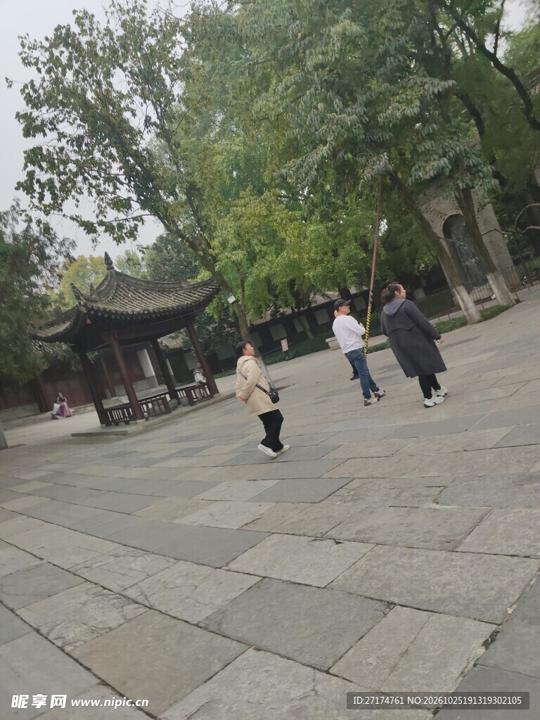 公园游人漫步场景