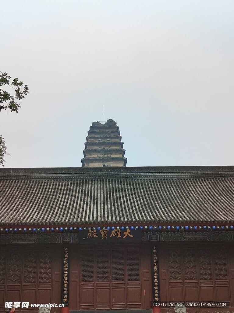 古建屋檐外的古塔