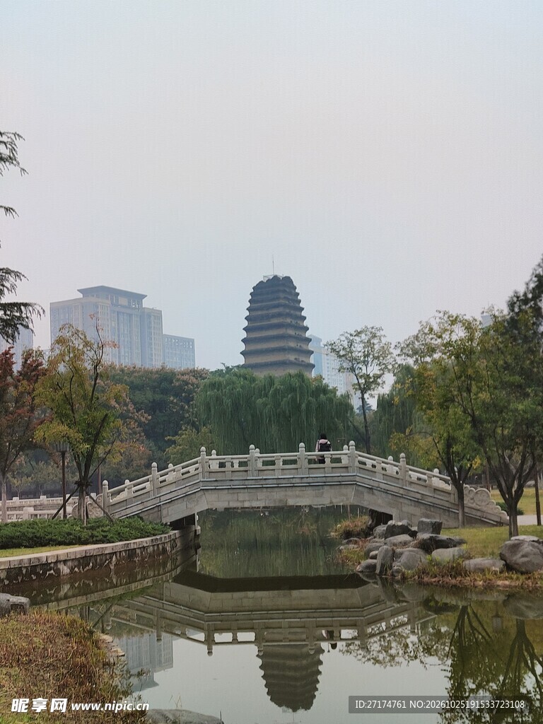 公园古塔石桥风光