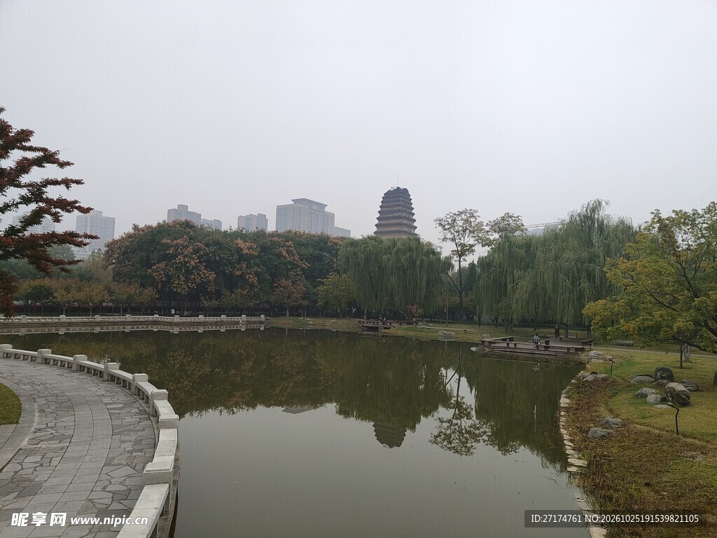 阴天湖畔城市风光