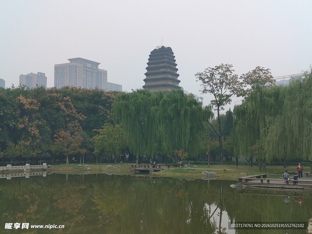 湖畔古塔城市远景