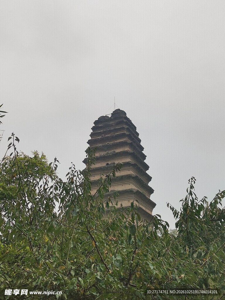 树丛掩映的古塔