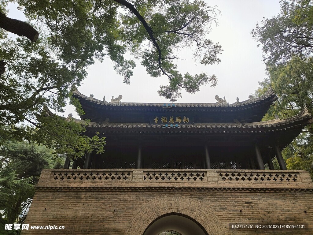 树荫掩映中式古建
