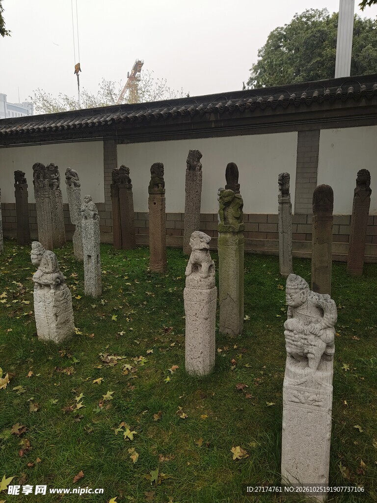 中式庭院拴马桩群