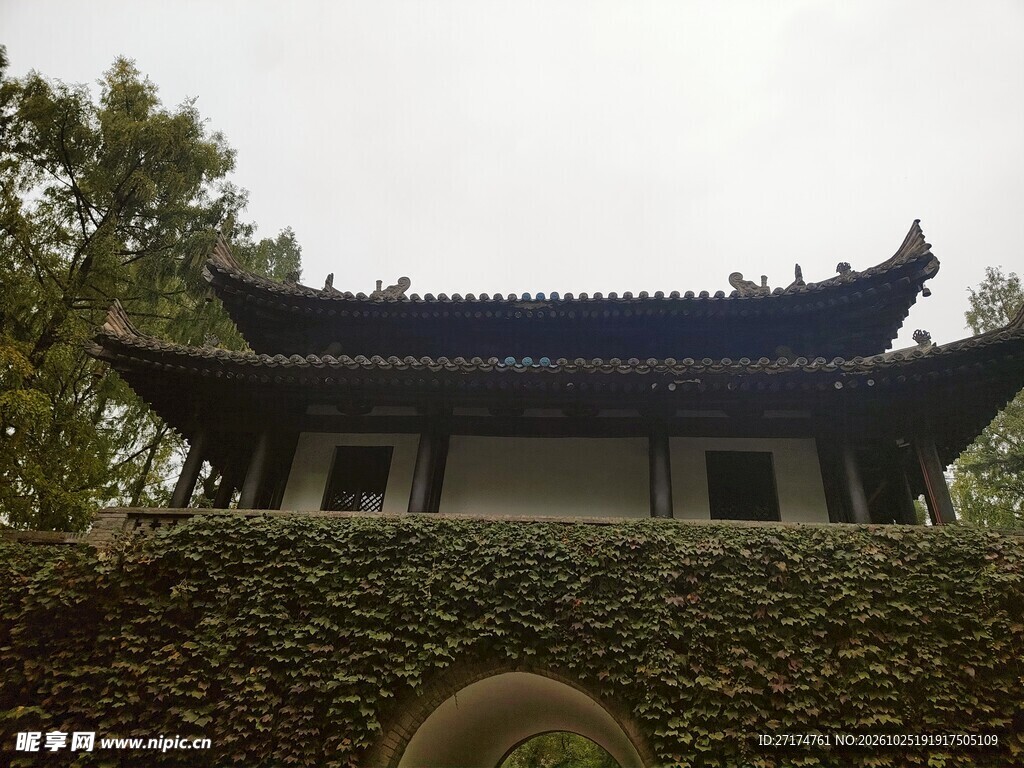 古建殿堂飞檐仰拍
