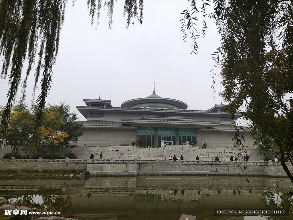 树影掩映中式公共建筑