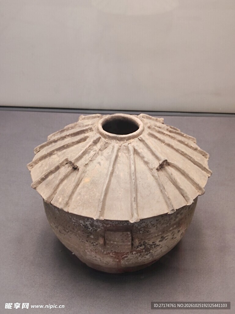 菊瓣纹带盖古瓷盒