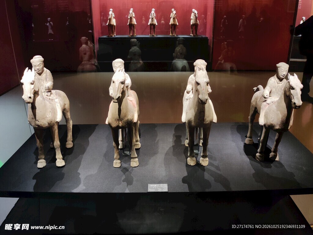 博物馆陈列古代骑马陶俑