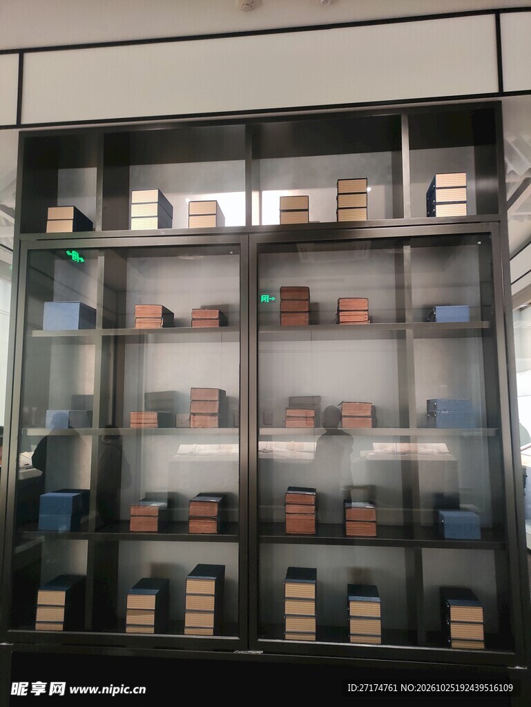 玻璃展示柜陈列商品