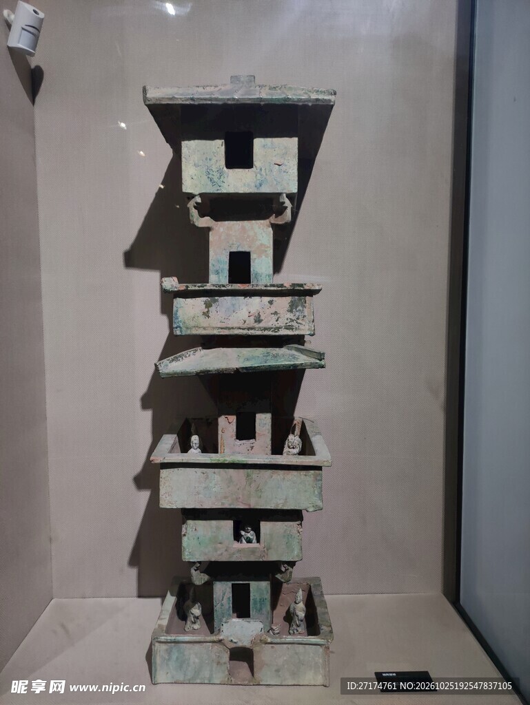 博物馆馆藏多层古陶灯